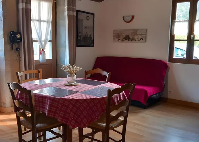 Vakantiehuis Au Village 'l' Oustalou' Corn